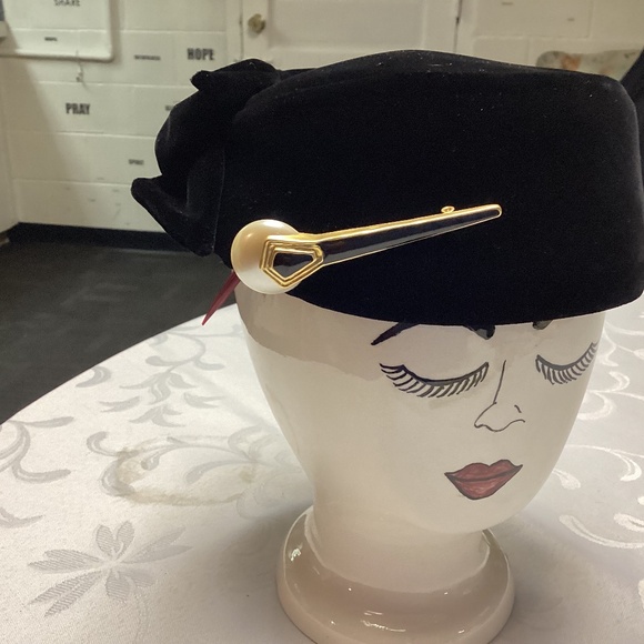 ART DECO. VELVET HAT. MUST SEE. USA MADE - Picture 1 of 10